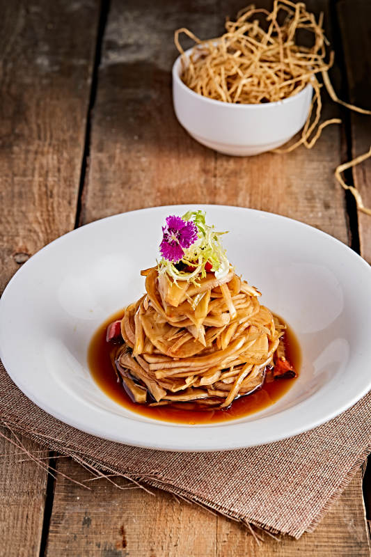 白色瓷盘装的醋腌萝卜皮图片