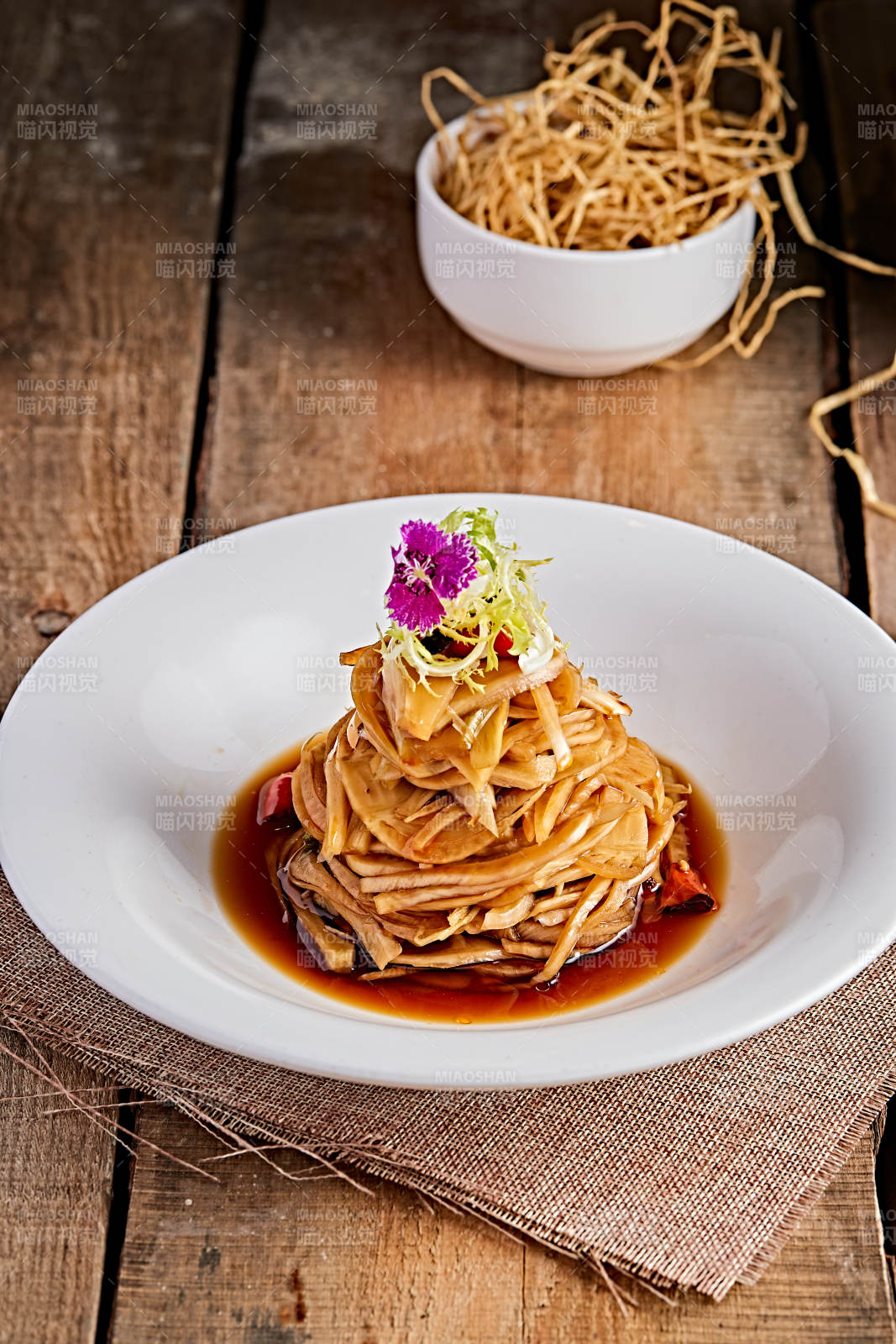 白色瓷盘装的醋腌萝卜皮图片