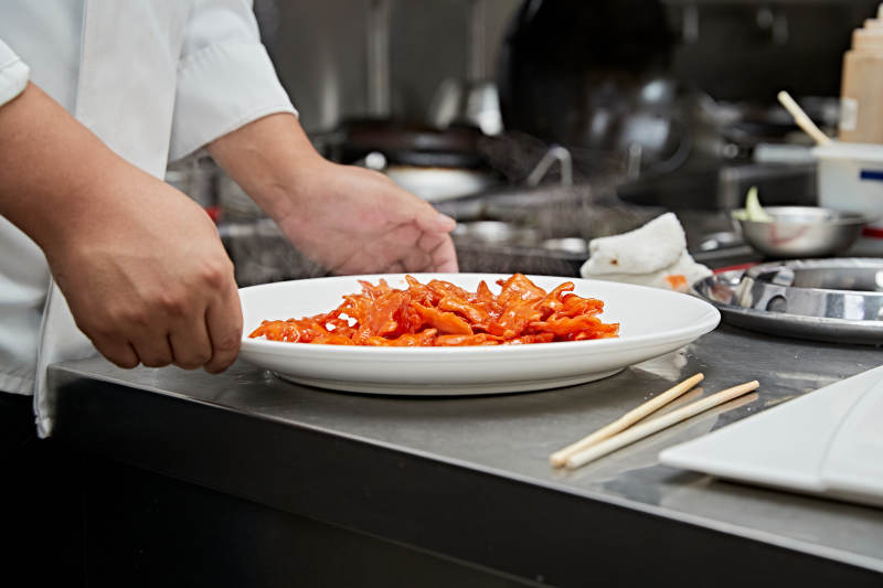 人与食物紧张忙碌的中餐厨房图片