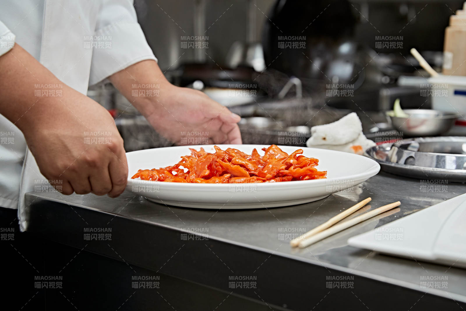 人与食物紧张忙碌的中餐厨房图片