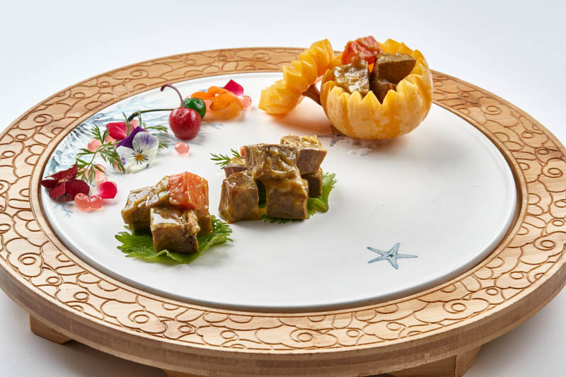 精美餐具装的咖喱雪花和牛粒图片