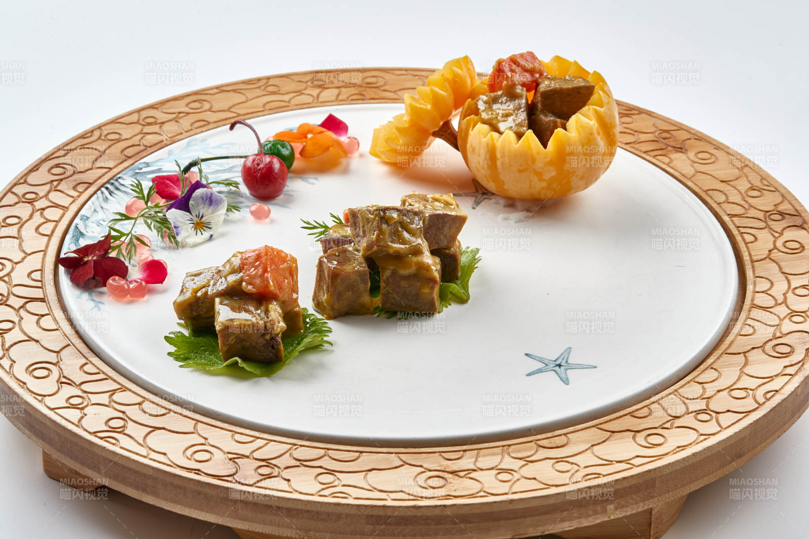 精美餐具装的咖喱雪花和牛粒图片