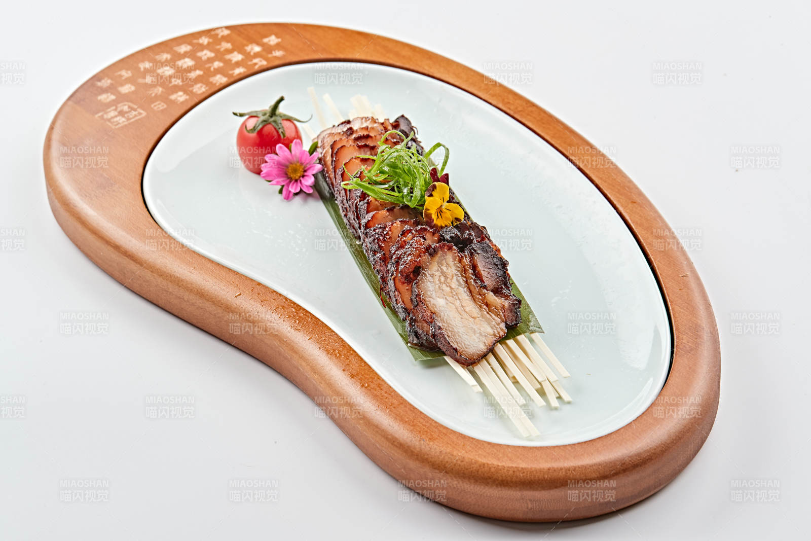 精美餐具装的港式烧腊猪梅肉图片