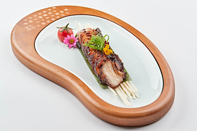 精美餐具装的港式烧腊猪梅肉图片