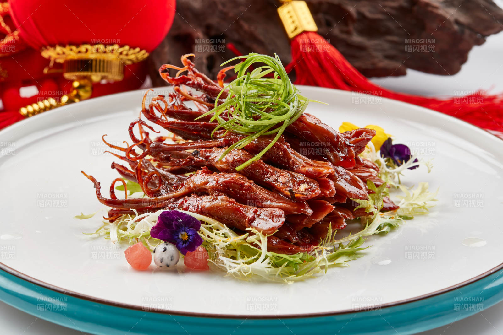 白色瓷盘装的美味卤鸭舌图片