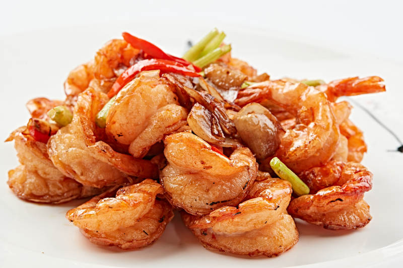 白色瓷盘装的甜辣油炸开背虾图片