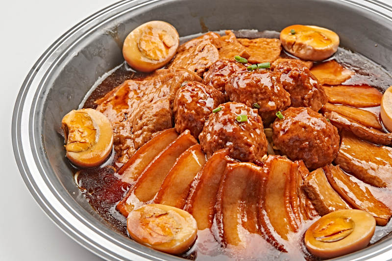 不锈钢餐具装的卤味鸡蛋豆腐丸子炖五花肉图片