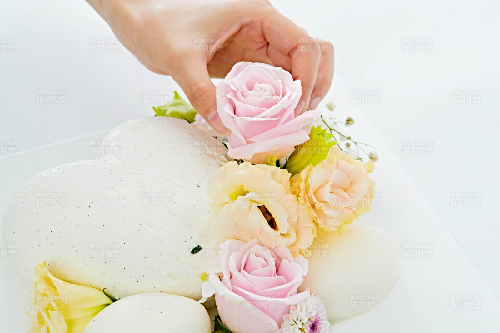 爱心造型椰奶香芋情人节蛋糕图片