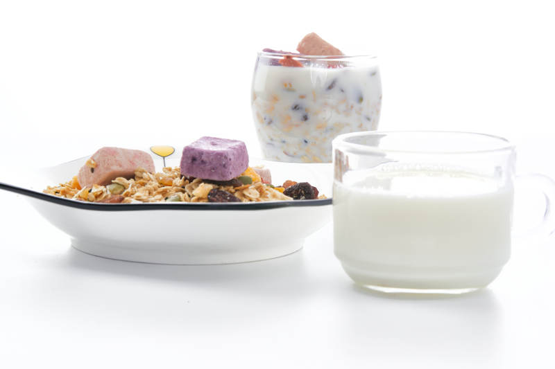 美味健康的营养早餐坚果混合烤燕麦图片