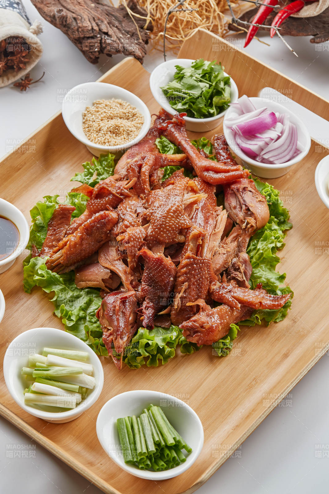 木质托盘装的手撕熏柴鸡图片