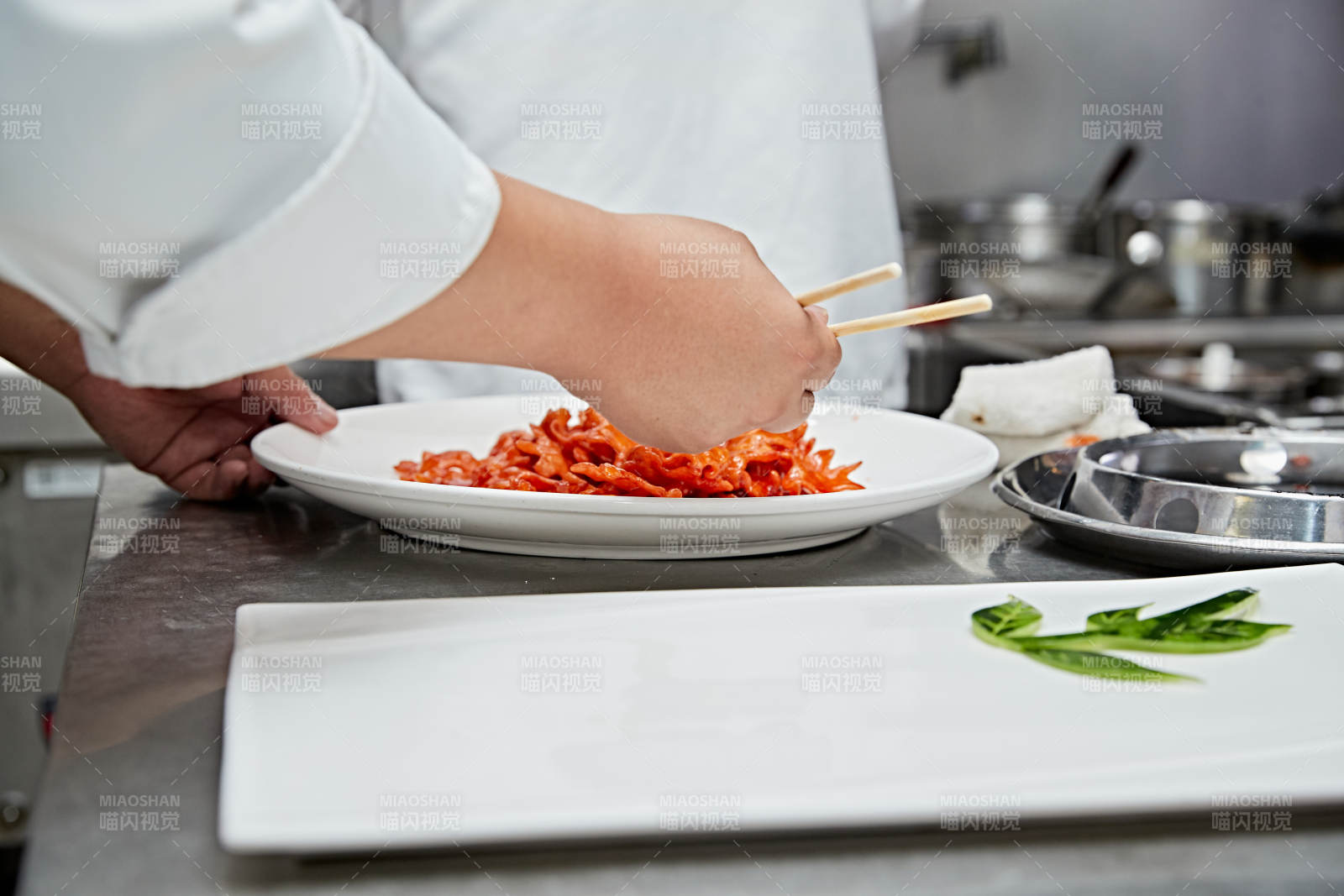 人与食物紧张忙碌的中餐厨房图片