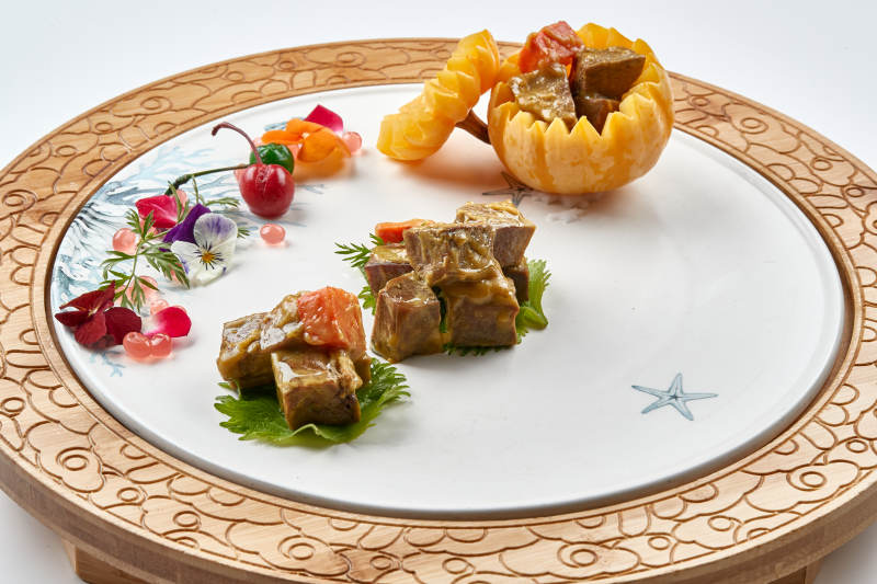 精美餐具装的咖喱雪花和牛粒图片