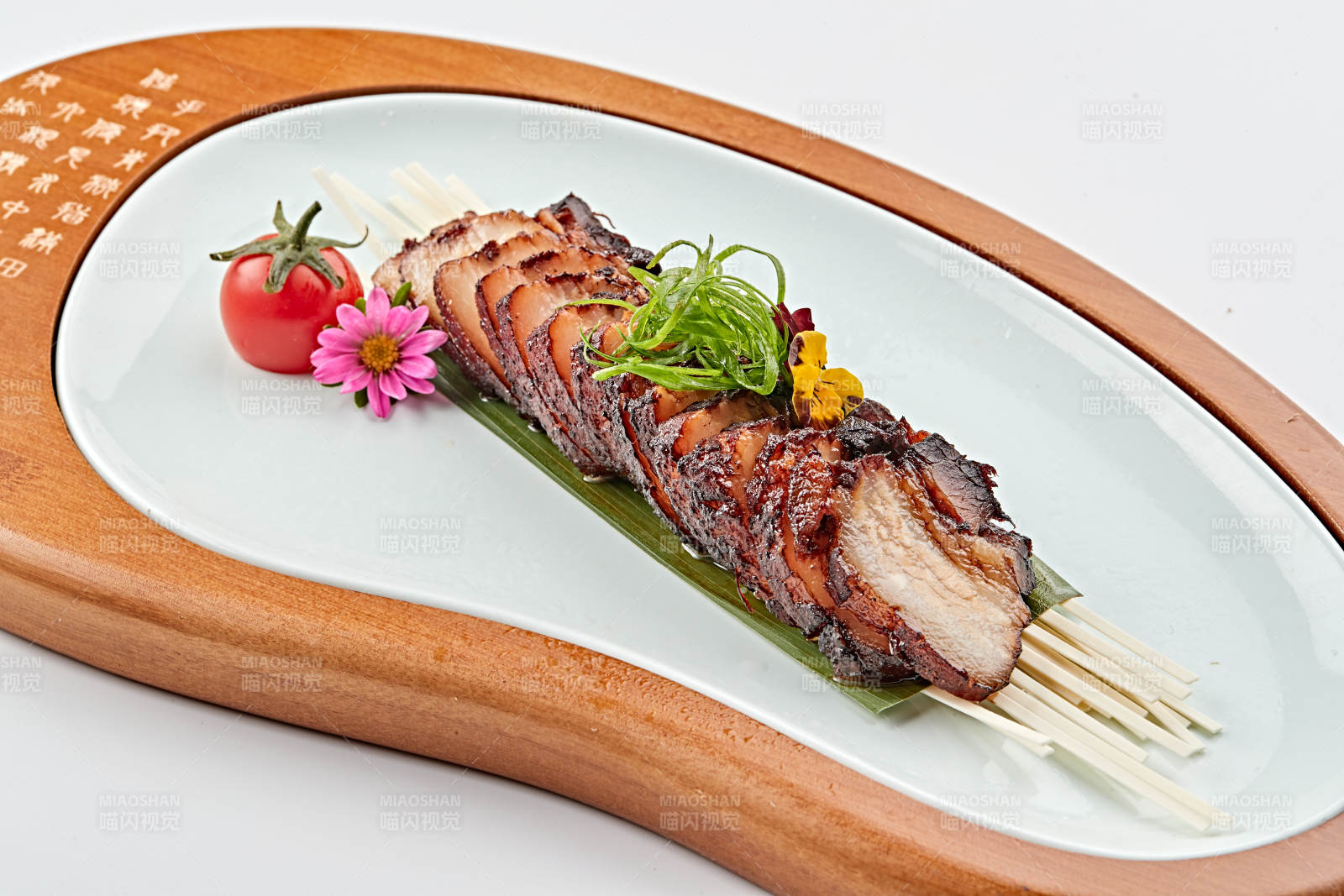 精美餐具装的港式烧腊猪梅肉图片
