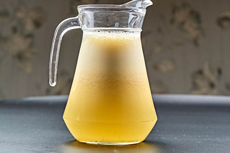 玻璃器皿装的鲜榨果蔬汁图片