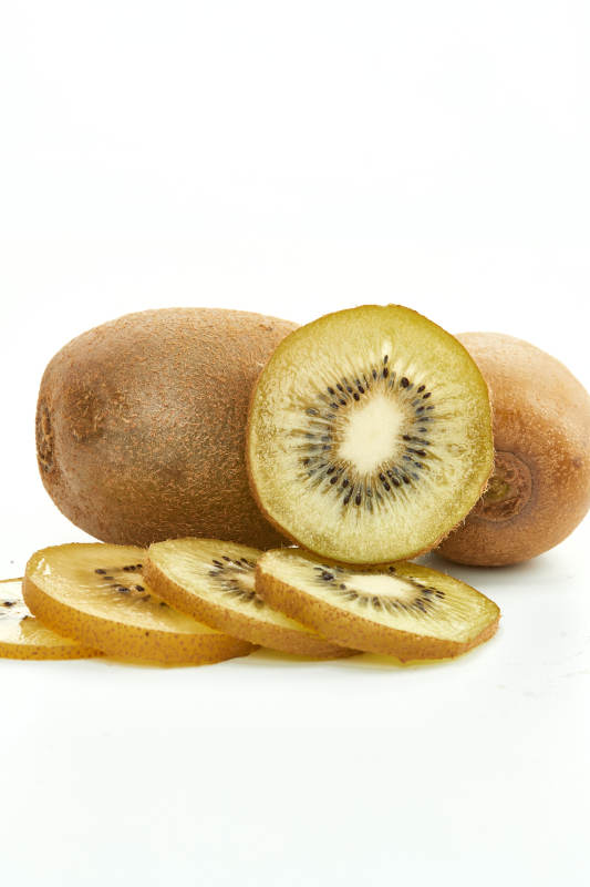 白色背景上摆放的新鲜水嫩猕猴桃图片