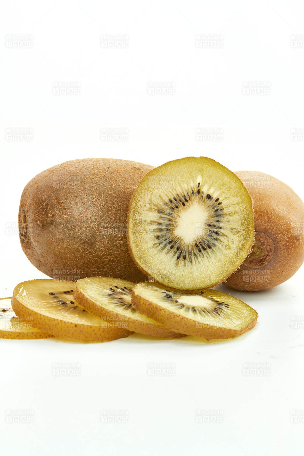 白色背景上摆放的新鲜水嫩猕猴桃图片