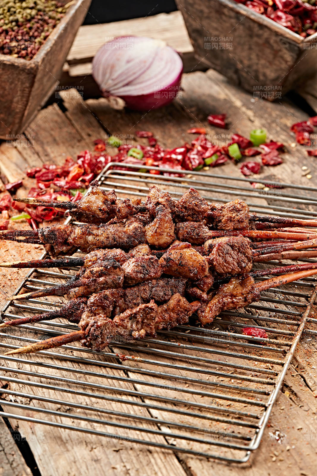 满是烟火气的烤炉上的鲜羊肉新疆红柳大串图片