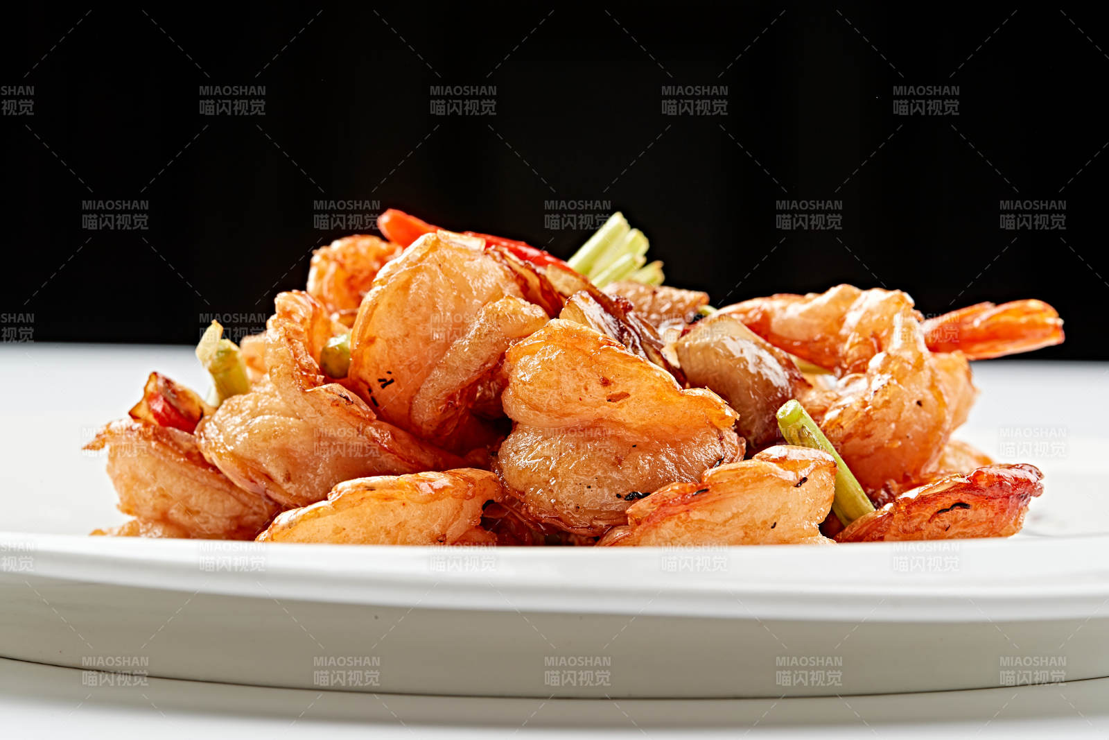 白色瓷盘装的甜辣油炸开背虾图片