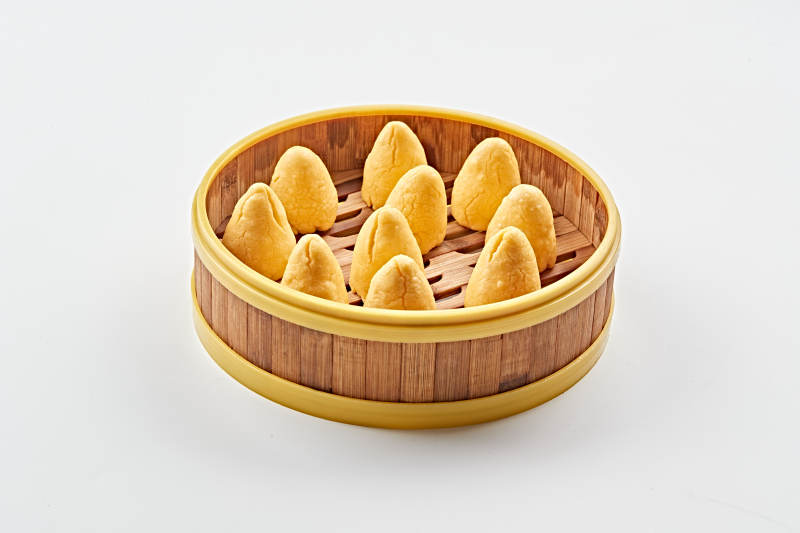 竹制笼屉装的黄金小窝头图片