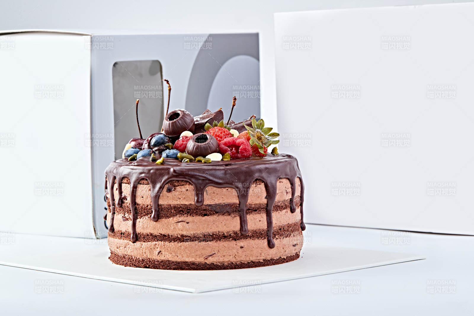 蓝莓草莓车厘子巧克力鲜奶慕斯生日蛋糕图片