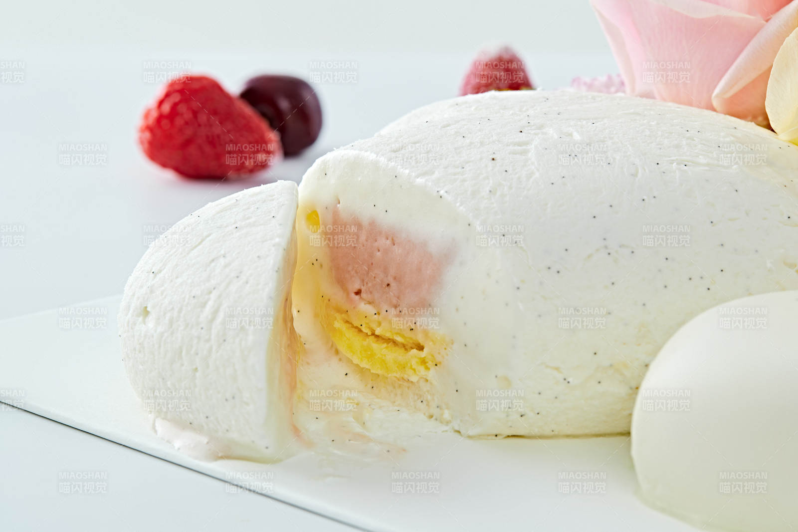 爱心造型椰奶香芋情人节蛋糕图片