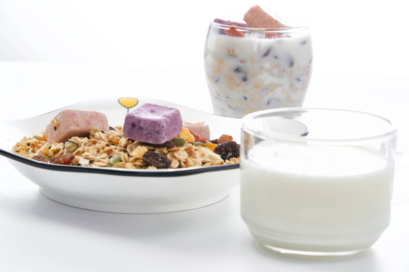 美味健康的营养早餐坚果混合烤燕麦图片