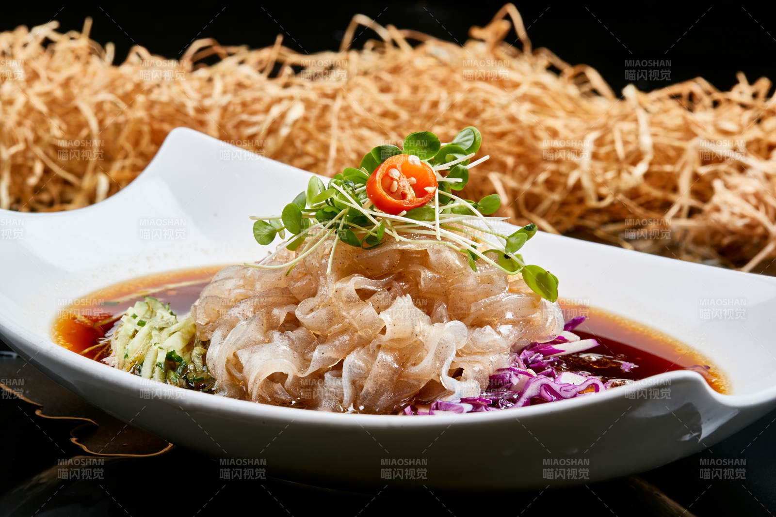 白色瓷盘装的浇汁时蔬山药大拉皮图片