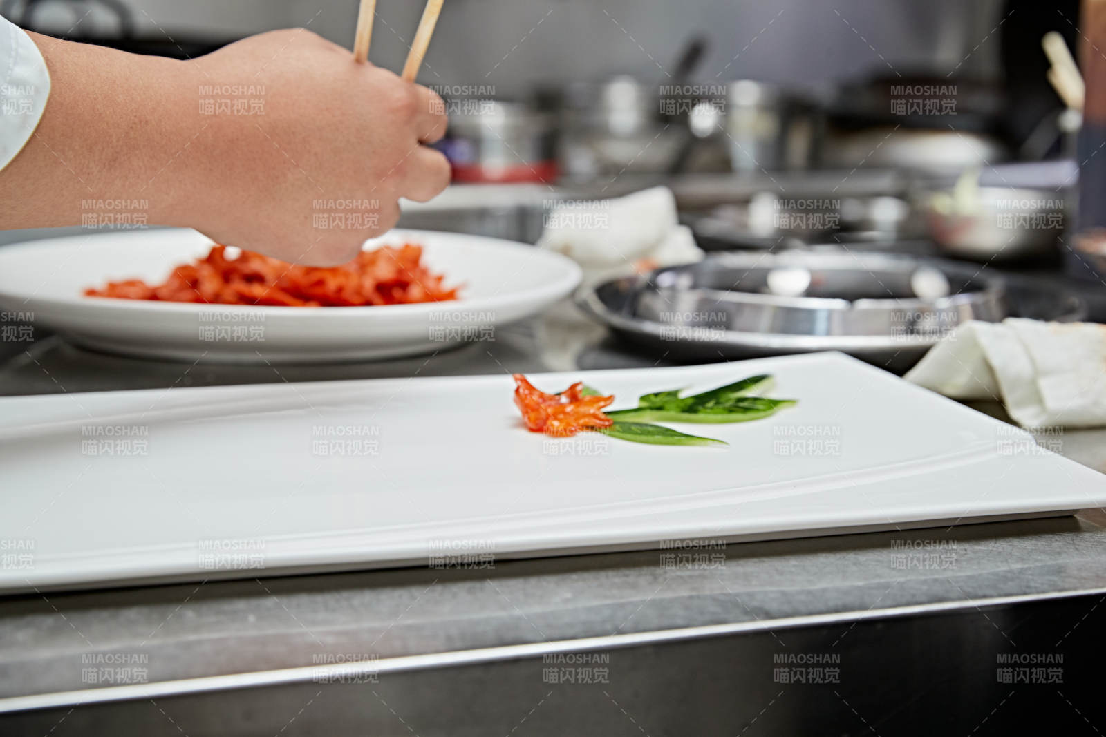 人与食物紧张忙碌的中餐厨房图片