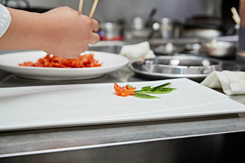 人与食物紧张忙碌的中餐厨房图片