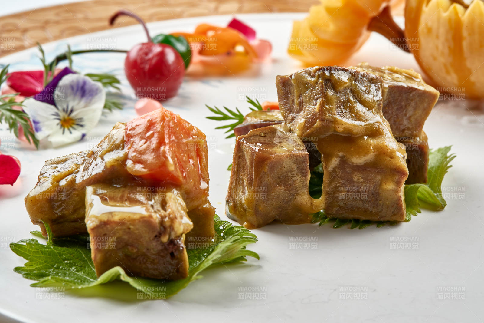 精美餐具装的咖喱雪花和牛粒图片