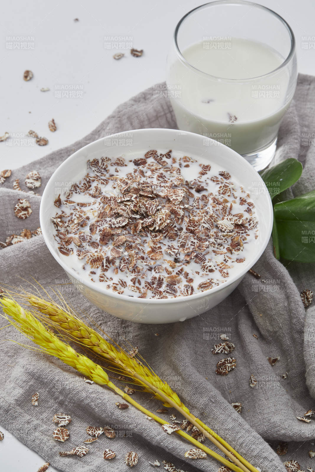 向装满低脂黑燕麦片的碗中倾倒牛奶图片