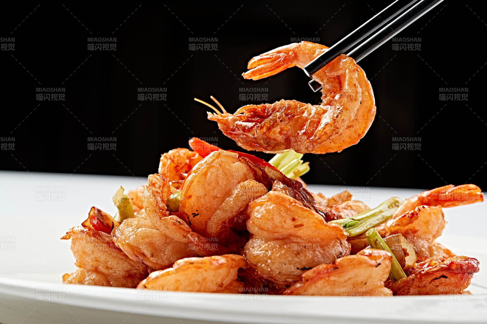 白色瓷盘装的甜辣油炸开背虾图片