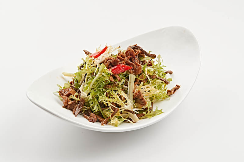 白色瓷盘装的苦菊炝拌茶树菇图片