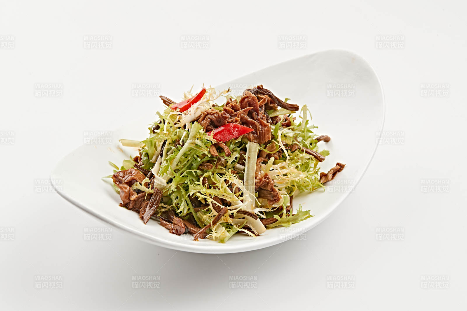 白色瓷盘装的苦菊炝拌茶树菇图片