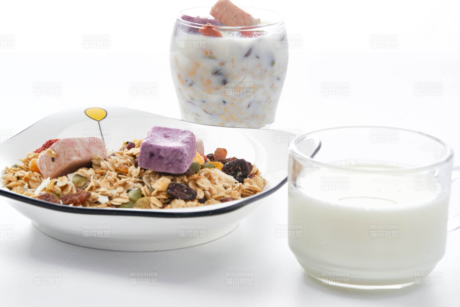 美味健康的营养早餐坚果混合烤燕麦图片