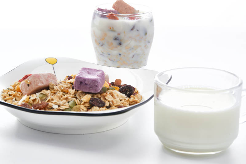 美味健康的营养早餐坚果混合烤燕麦图片