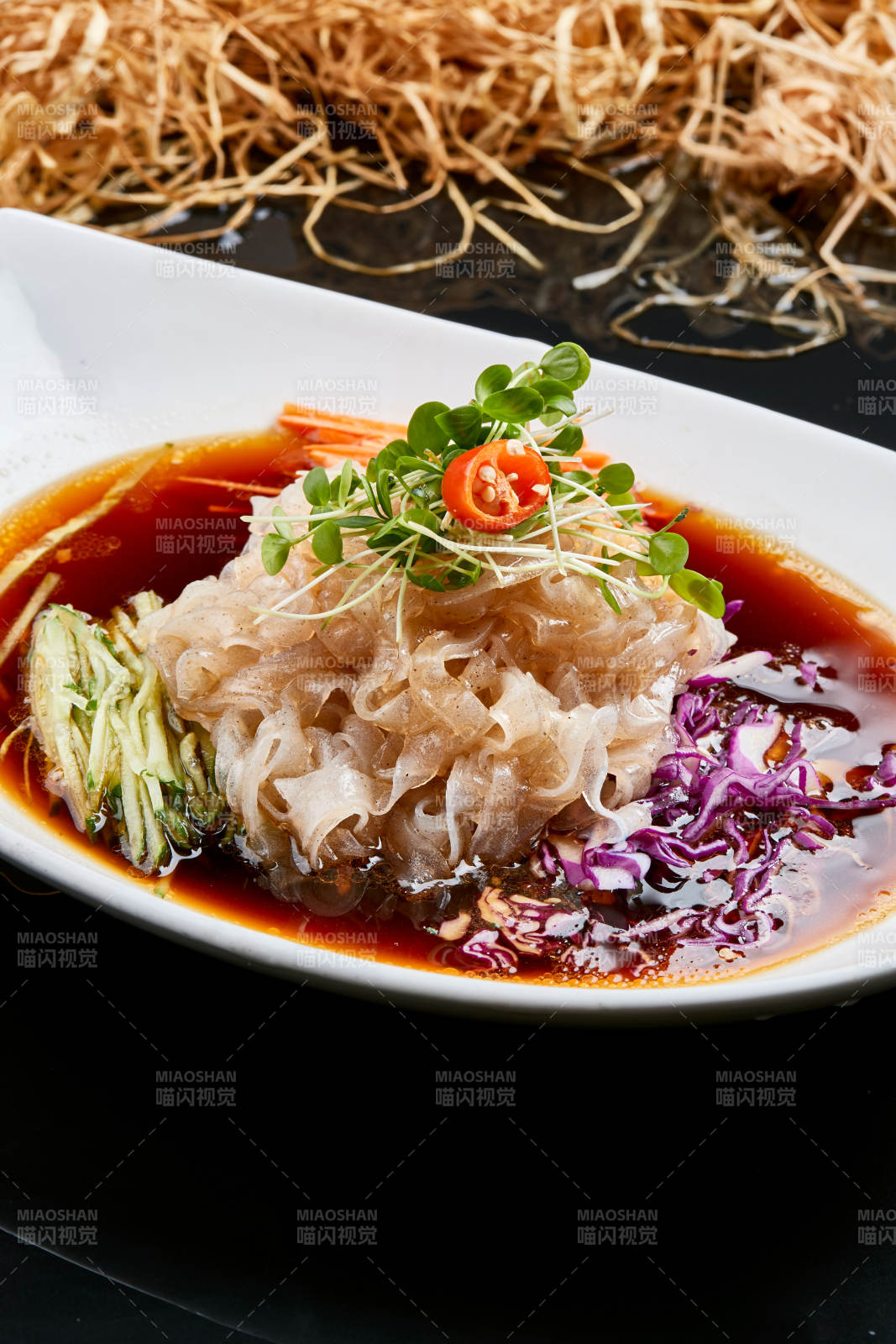 白色瓷盘装的浇汁时蔬山药大拉皮图片