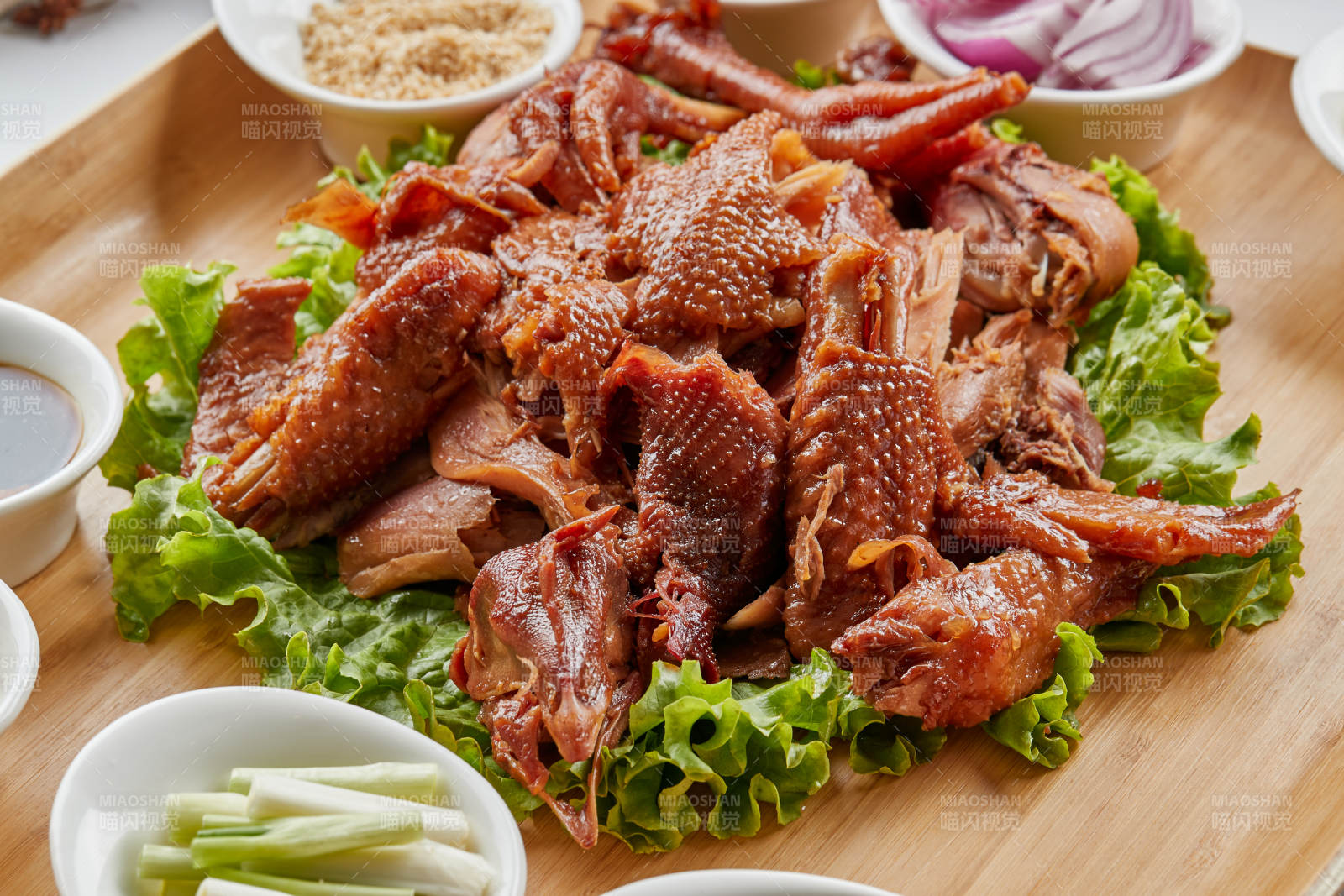 木质托盘装的手撕熏柴鸡图片