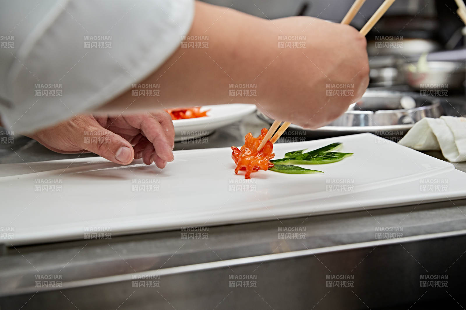 人与食物紧张忙碌的中餐厨房图片