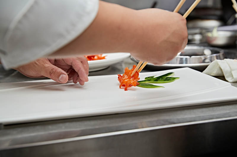 人与食物紧张忙碌的中餐厨房图片