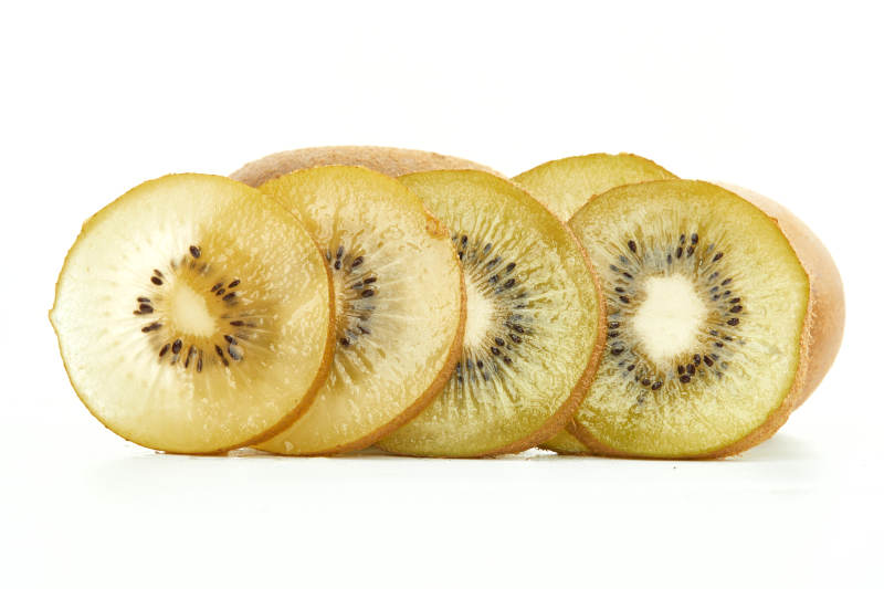 白色背景上摆放的新鲜水嫩猕猴桃图片