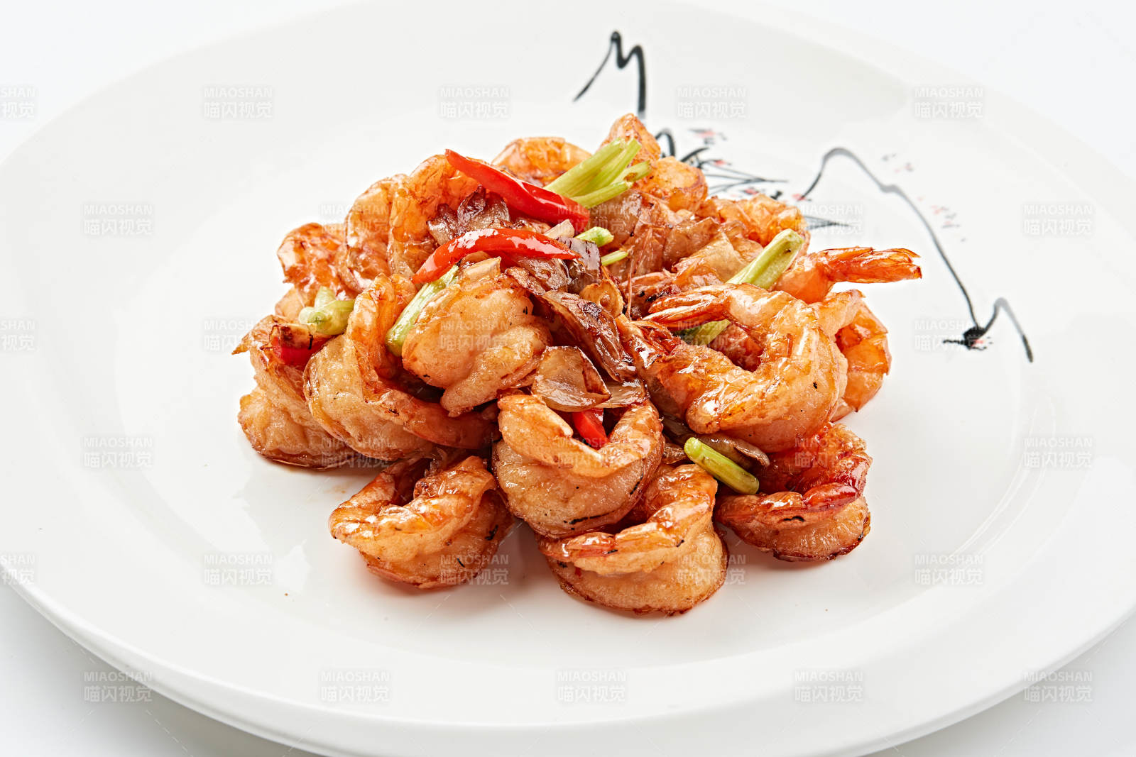 白色瓷盘装的甜辣油炸开背虾图片