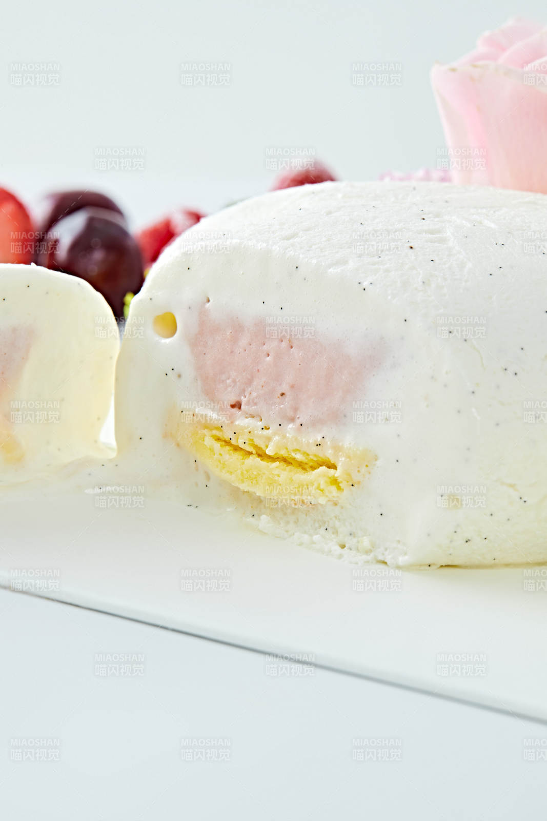 爱心造型椰奶香芋情人节蛋糕图片