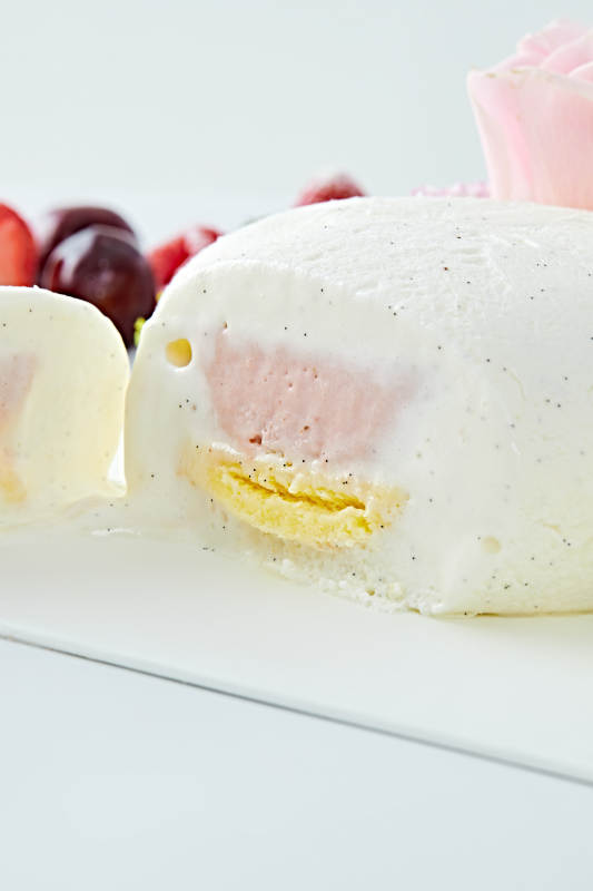 爱心造型椰奶香芋情人节蛋糕图片