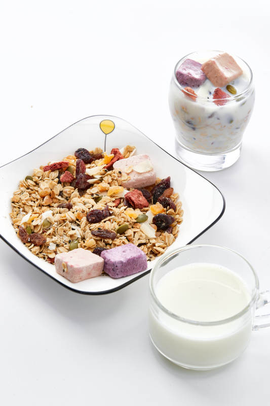 美味健康的营养早餐坚果混合烤燕麦图片