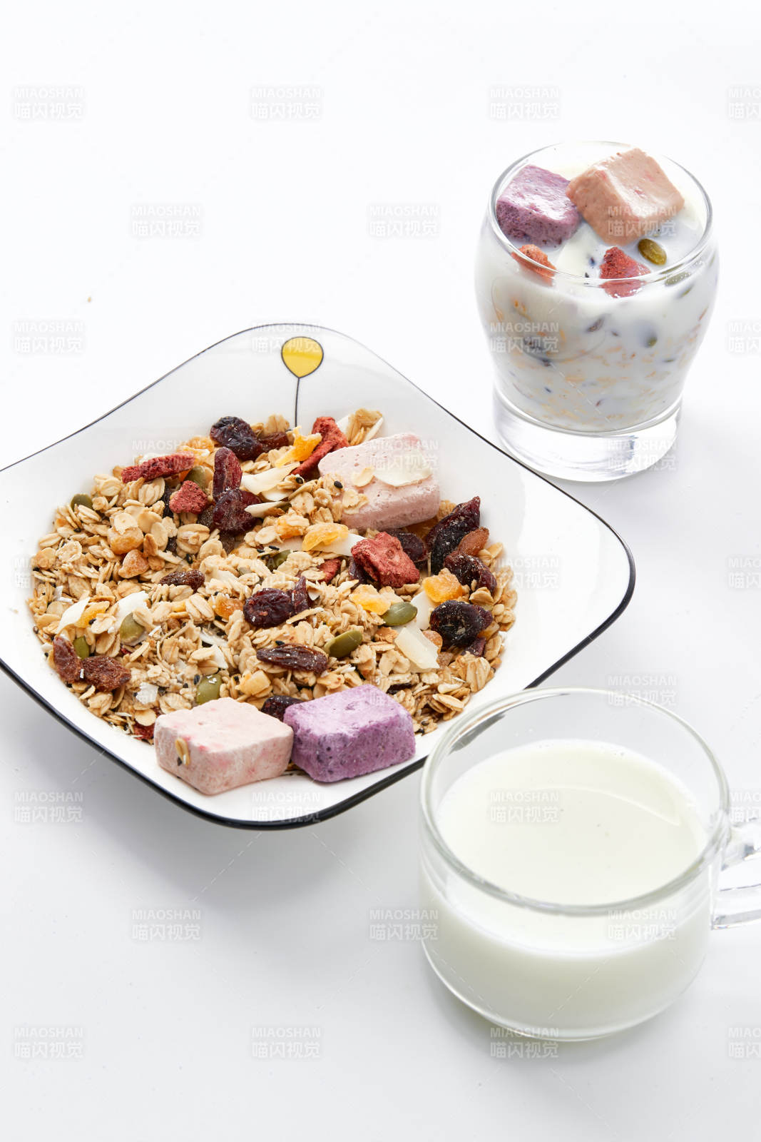 美味健康的营养早餐坚果混合烤燕麦图片