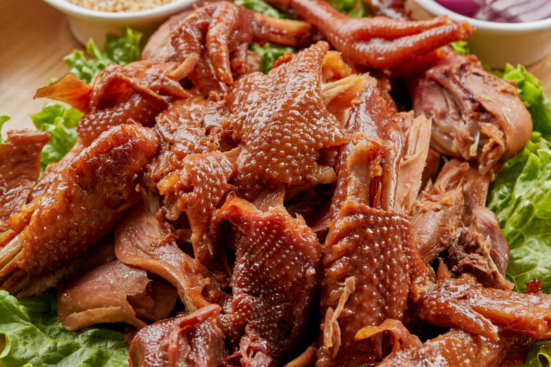 木质托盘装的手撕熏柴鸡图片