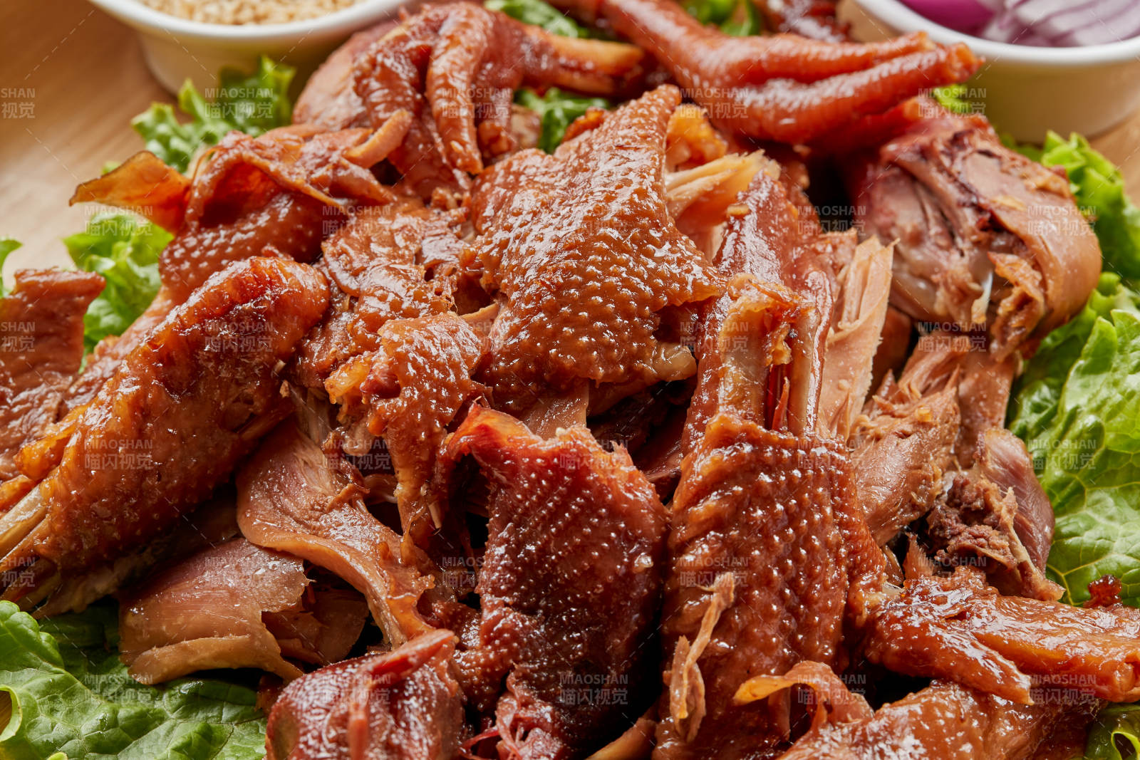 木质托盘装的手撕熏柴鸡图片