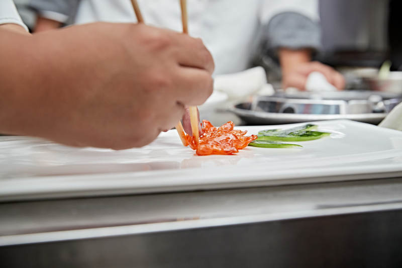 人与食物紧张忙碌的中餐厨房图片