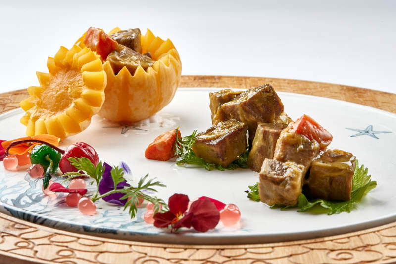 精美餐具装的咖喱雪花和牛粒图片